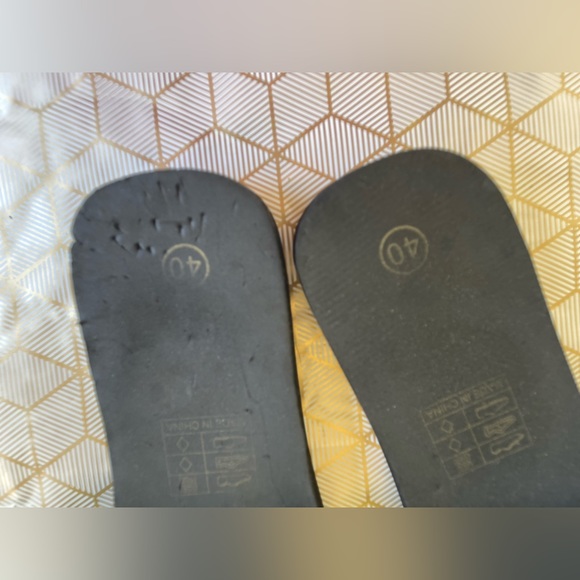 Yellow furry slides - Picture 4 of 6